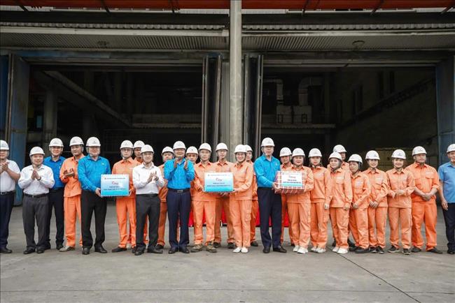 Lãnh đạo Tổng Liên đoàn Lao động Việt Nam thăm, động viên người lao động Công ty Cổ phần Nhiệt điện Quảng Ninh nhân Tháng Công nhân 2025