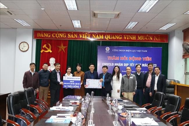 Công đoàn Điện lực Việt Nam thăm hỏi, tặng quà CBCNV Công ty cổ phần Nhiệt điện Quảng Ninh nhân dịp Tết Nguyên đán Quý Mão 2023