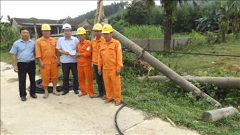 Công đoàn PC Quảng Bình: Kịp thời động viên CBCNV đang khắc phục sự cố lưới điện sau lũ lụt