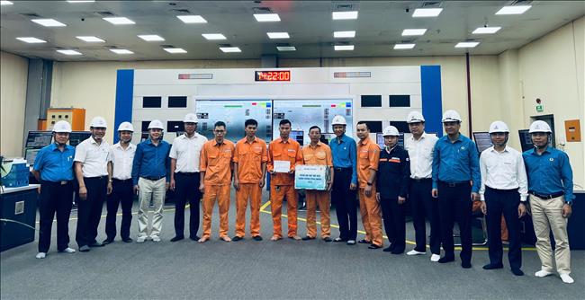 Tổng công ty Phát điện 1 thăm và tặng quà người lao động tại Công ty cổ phần Nhiệt điện Quảng Ninh nhân dịp Tháng công nhân năm 2025