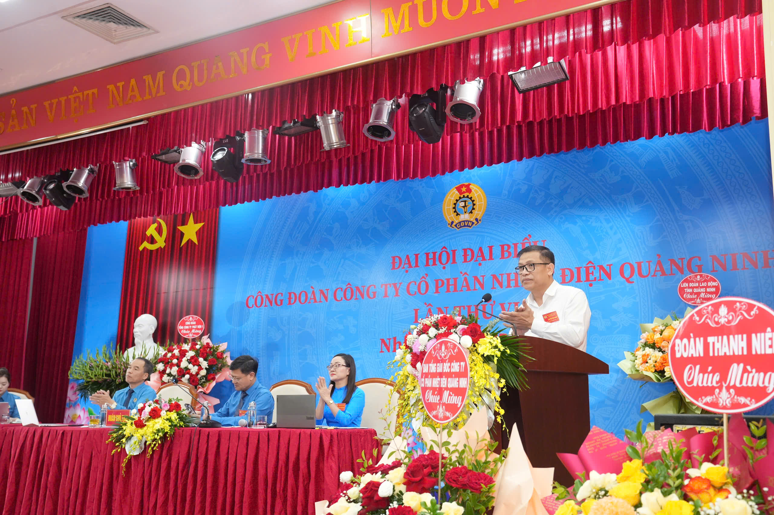 A person standing at a podium with a person behind himAI-generated content may be incorrect.