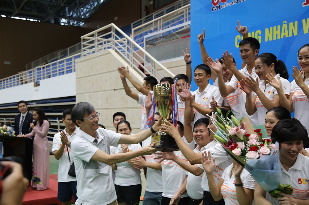 Tổng giám đốc EVN Trần Đình Nhân trao cup giải Nhất toàn đoàn cho Tổng công ty Điện lực miền Bắc