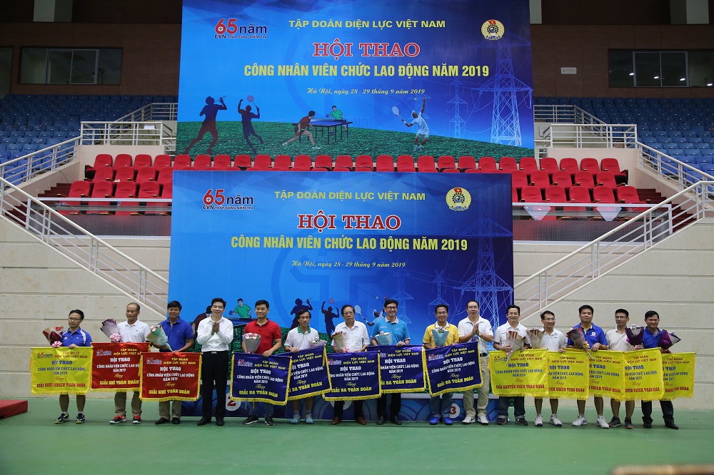 Ông Nguyễn Hữu Tuấn - Phó Bí thư Thường trực Đảng ủy EVN và ông Đỗ Đức Hùng - Phó Chủ tịch Công đoàn Điện lực Việt Nam trao các giải Nhì, Ba, Khuyến khích toàn đoàn