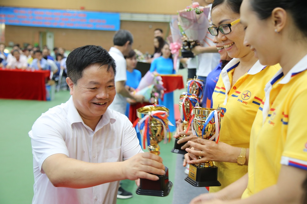 Chủ tịch Công đoàn Điện lực Việt Nam Khuất Quang Mậu trao cup cho các VĐV đạt giải nội dung bóng bàn đôi nữ dưới 45 tuổi