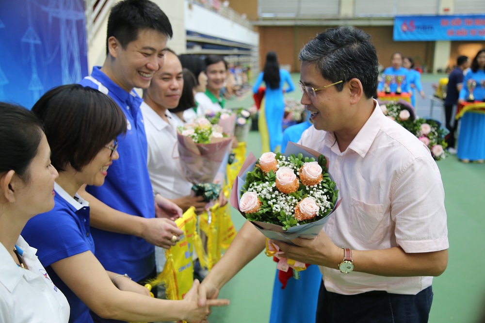Phó Tổng giám đốc EVN Võ Quang Lâm tặng hoa cho các VĐV thi đấu nội dung bóng bàn đôi nam - nữ dưới 45 tuổi