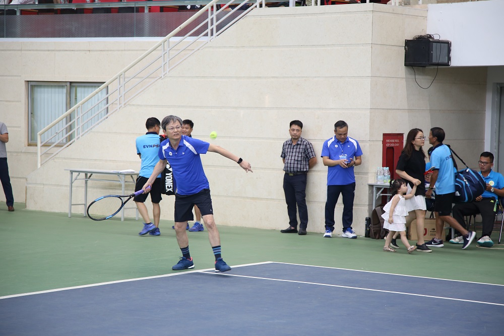 Tổng giám đốc EVN Trần Đình Nhân tham gia thi đấu ở bộ môn tennis đôi nam